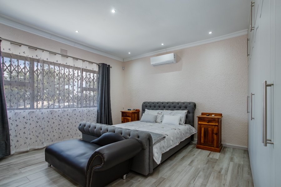 5 Bedroom Property for Sale in Uitsig Western Cape